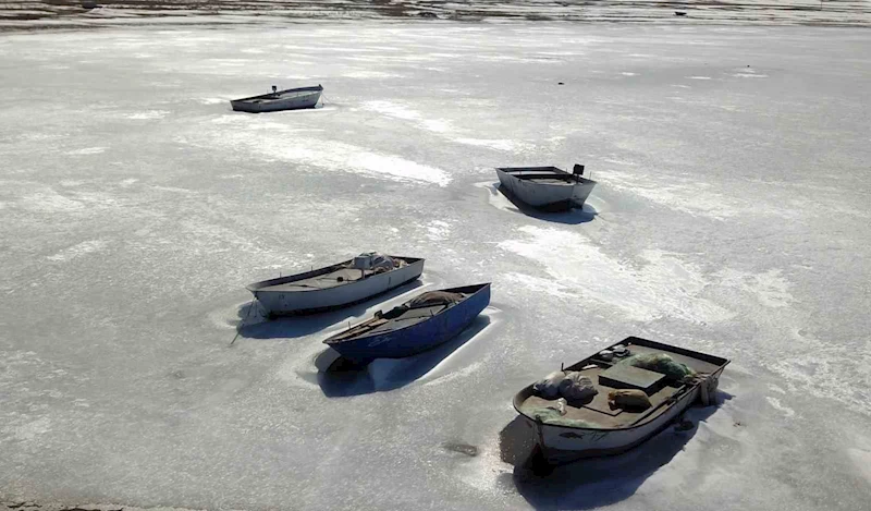 Buzlar içinde kalan balıkçı teknelerinden kartpostallık görüntüler
