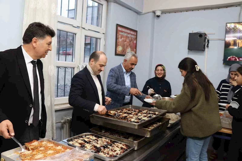 Protokolden öğrencilere yemek servisi
