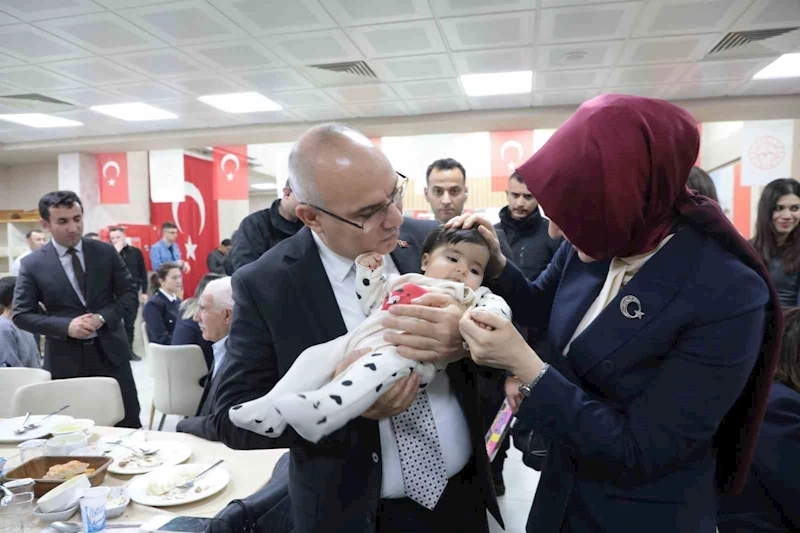 Ağrı Valisi Koç, şehit yakınları ve gazilerle iftarda buluştu
