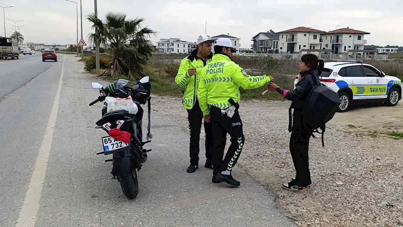 Motosiklet plakasını şal ile kapatan ehliyetsiz genç kız trafik polisinden kaçamadı
