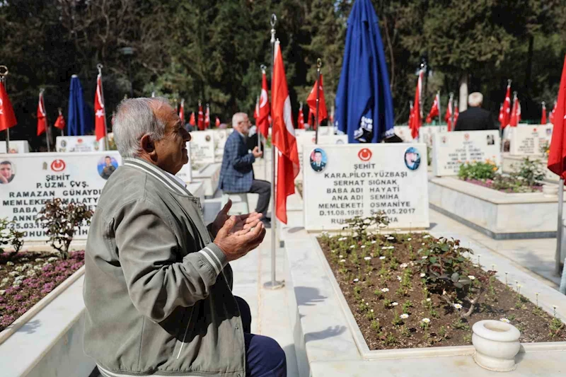 Adana’da şehit aileleri evlatlarının kabirleri başında dua ederek karanfil bıraktı
