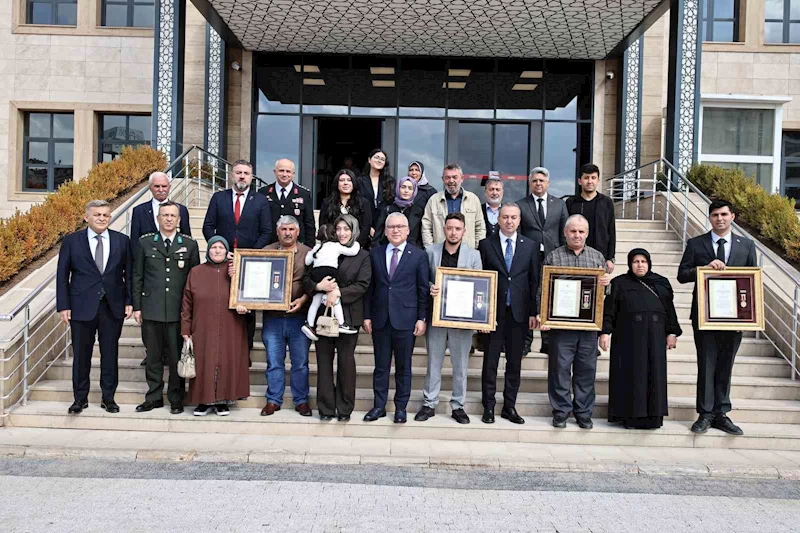 Şehit Aileleri ve Gazilere Devlet Övünç Madalyaları Takdim Edildi
