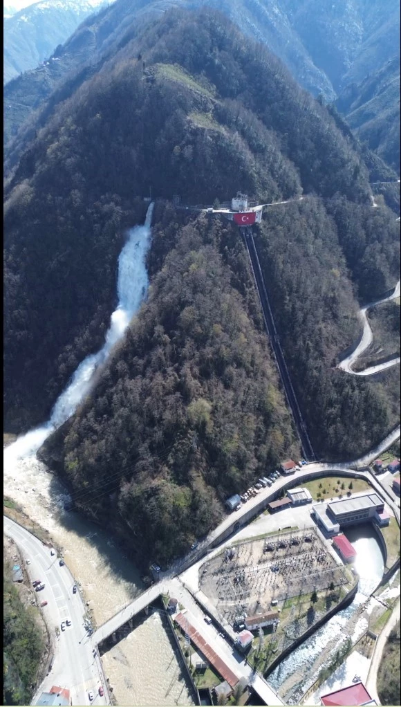 Giresun’da HES tahliyesiyle oluşan yapay şelale görsel şölen sunuyor
