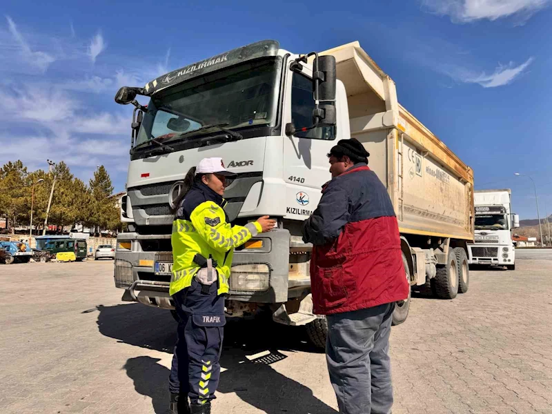 Bolvadin’de kurallara uymayan sürücüler jandarmadan kaçamadı
