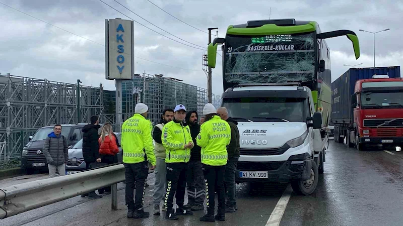 Özel halk otobüsü palet yüklü kamyonetle çarpıştı: 3 yaralı
