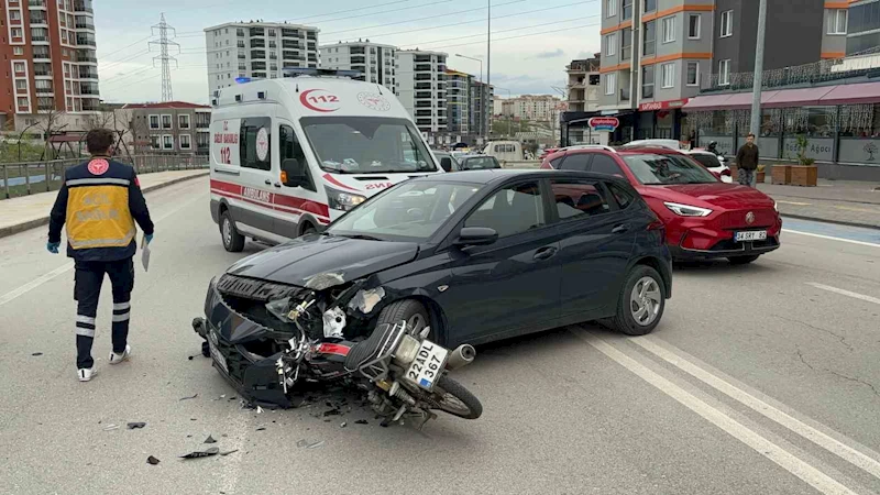 Motosiklet otomobile ok gibi saplandı: 1 yaralı
