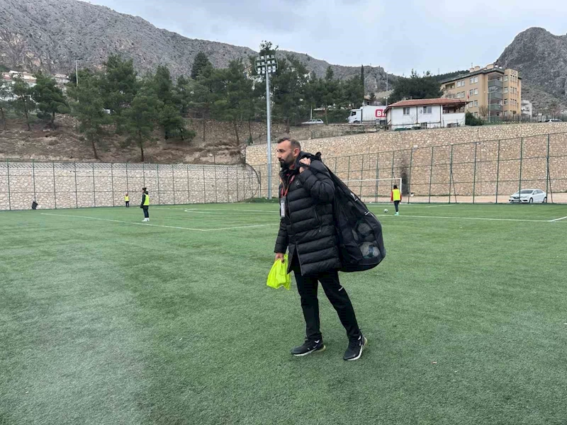 Kadın futbol takımının hem başkanı hem antrenörü hem de malzemecisi
