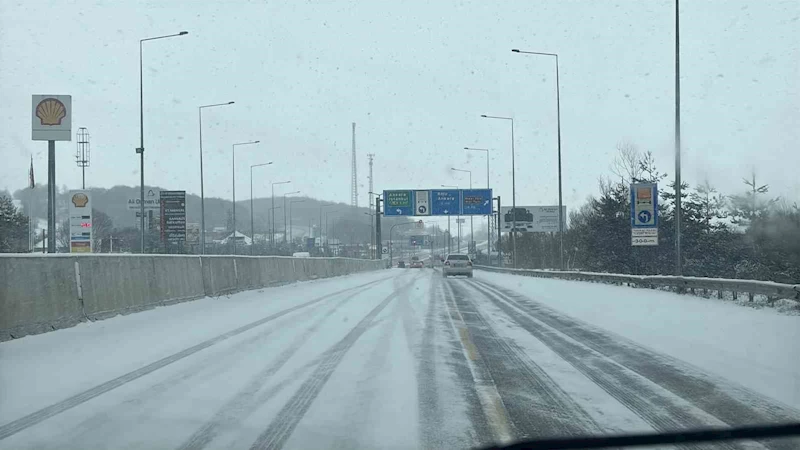 Bolu Dağı’nda hafif kar yağışı devam ediyor
