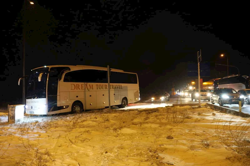 Kaza yapan otomobilin parçalarını toplarken otobüs çarptı
