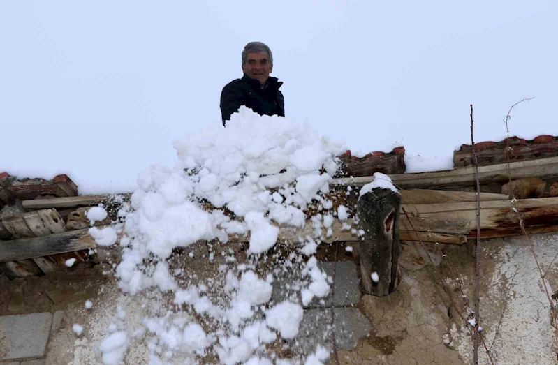 Erzincan’ın Refahiye ilçesinde kar yağışı etkili oldu
