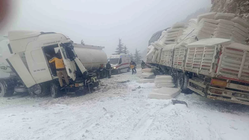 Antalya’da tır ile tanker çarpıştı: 1 yaralı
