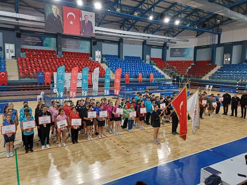 Badminton müsabakaları 18 takımın katılımıyla başladı
