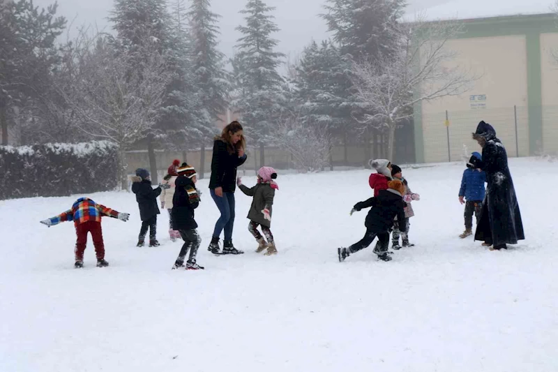 Erzincan’ın Refahiye ilçesinde eğitime kar tatili
