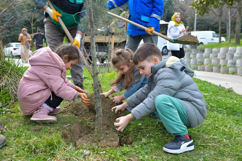 Esenyurtlu minikler şehit ve gaziler için fidan dikti
