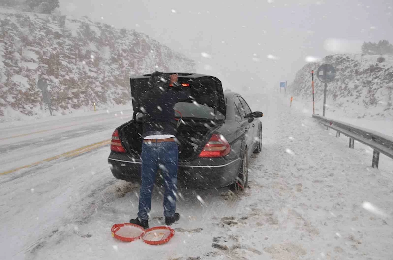 Antalya-Konya kara yolunda kar etkisini artırdı
