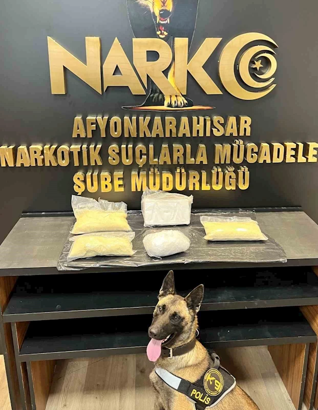 Polisin durdurduğu otomobilde 4 kilo 542 gram uyuşturucu ele geçirildi
