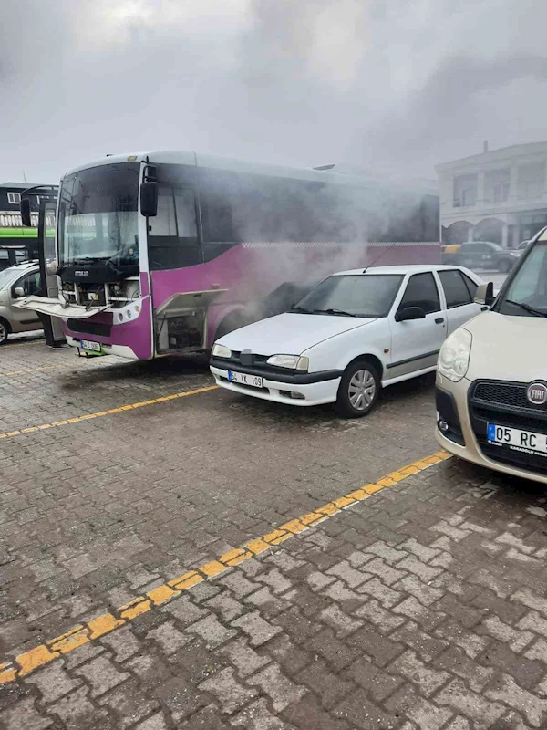 Park halindeki özel halk otobüsü yandı
