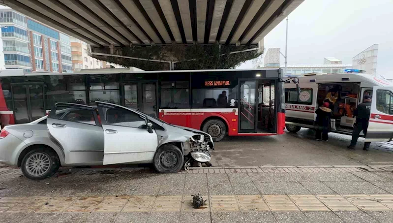 Belediye otobüsüne çarpmamak için manevra yapan otomobil refüje çıktı: 1 yaralı
