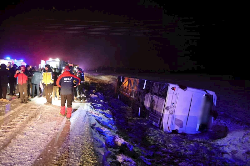 Aksaray’da yolcu otobüsü devrildi: 20 yaralı
