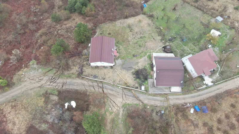 Kastamonu’da heyelan sebebiyle duvarlarında çatlaklar oluşan iki ev tahliye edildi, yol çöktü
