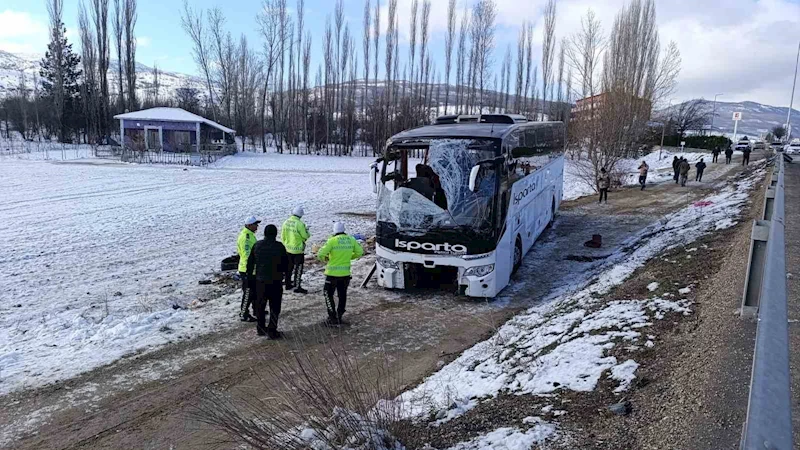 Afyonkarahisar’ın Sinanpaşa ilçesinde kontrolden çıkarak tarım arazisine devrilen yolcu otobüsünde 1 kişi hayatını kaybetti, 25 kişi yaralandı.
