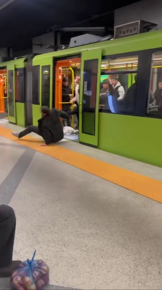 Metroda yaşlı adama hakaret etti, tekme tokat darp edilip araçtan atıldı
