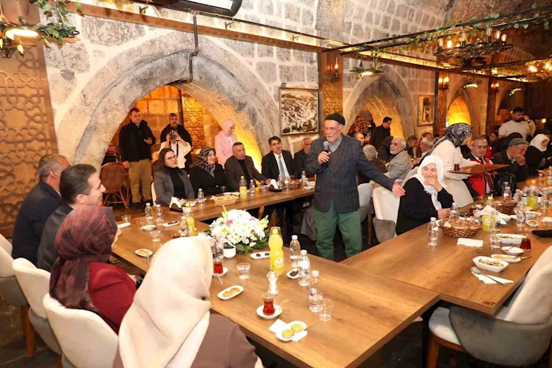 Vali Karakaya, 40 yıllık evli çiftlerle iftar yaptı
