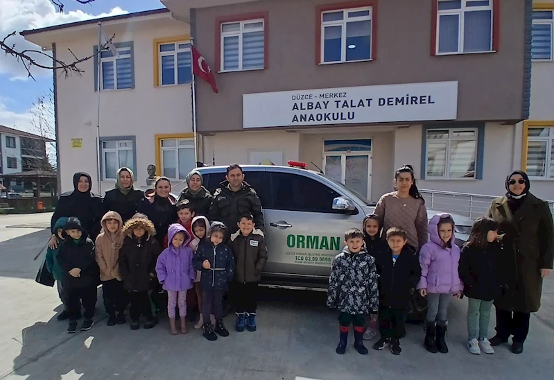 Öğrencilerle birlikte fidan diktiler
