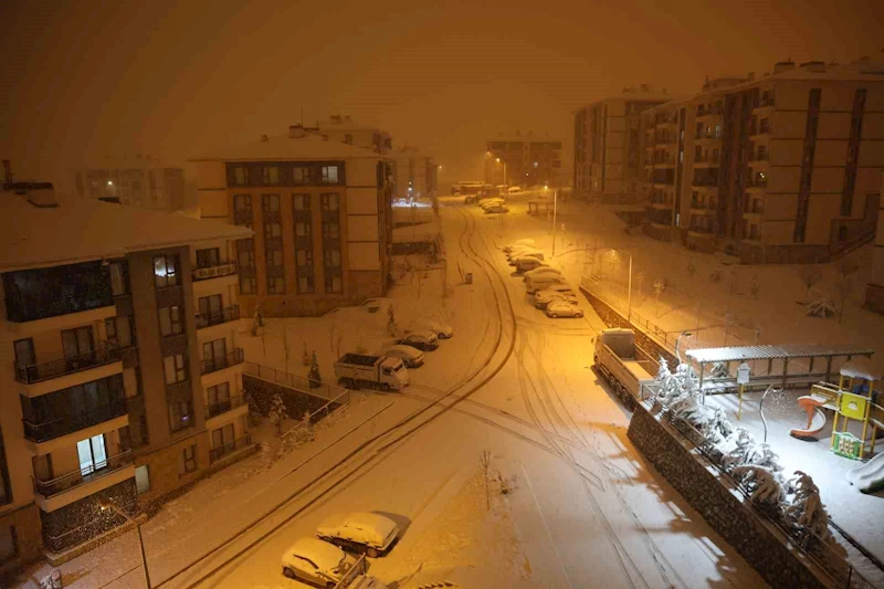 Elazığ’da kar yağışı etkisini artırdı, kent beyaza büründü
