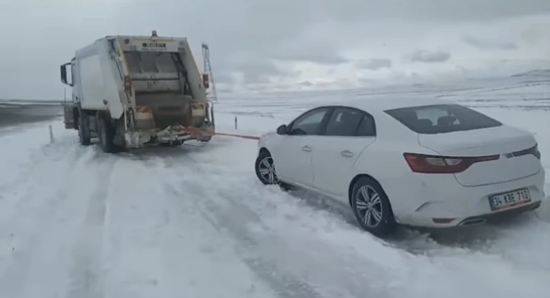 Yozgat’ta özel idare ekipleri kar mesaisini aralıksız sürdürüyor
