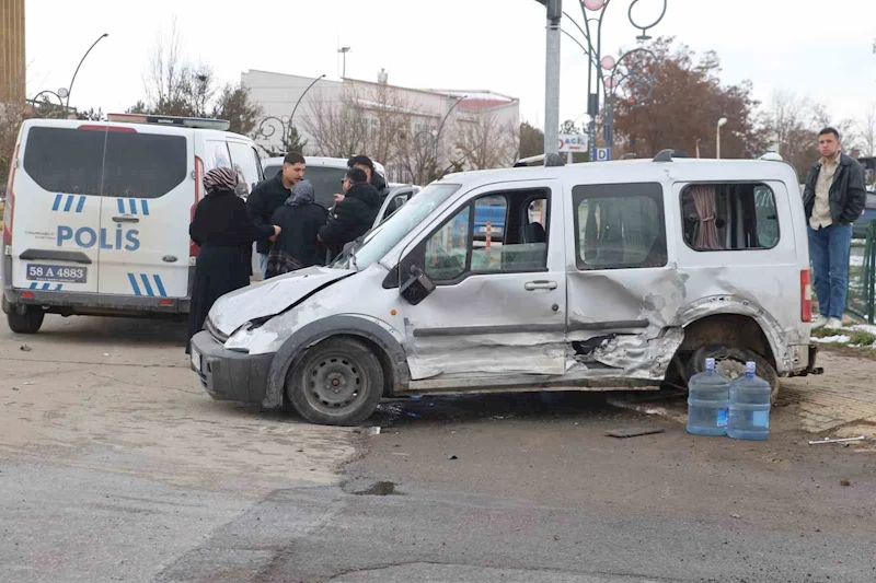 Hafif ticari araç ile otomobil çarpıştı, yoldan geçen yaya ağır yaralandı
