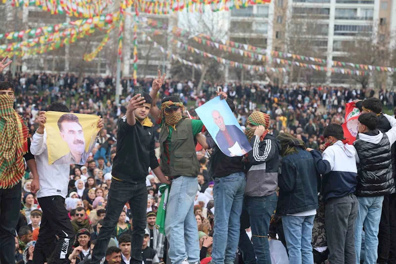 Diyarbakır’da yasaklı flama taşıyan ve kıyafet giyen 80 kişi gözaltına alındı
