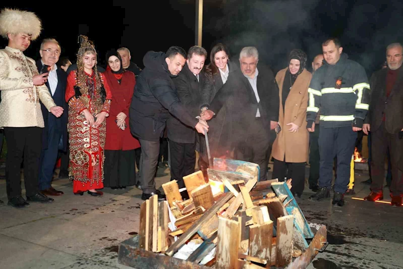 Samsun protokolü Nevruz ateşi yaktı
