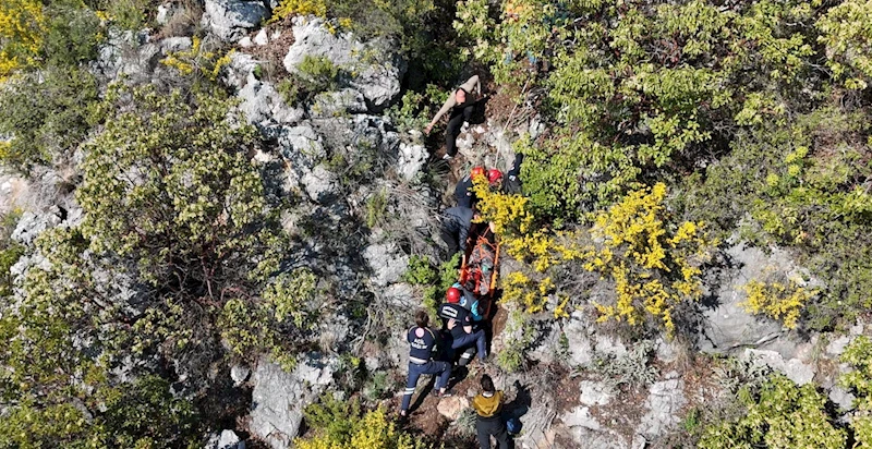 Alçak uçuş yaparken paraşütü makilere takıldı, düştüğü yerde mahsur kaldı
