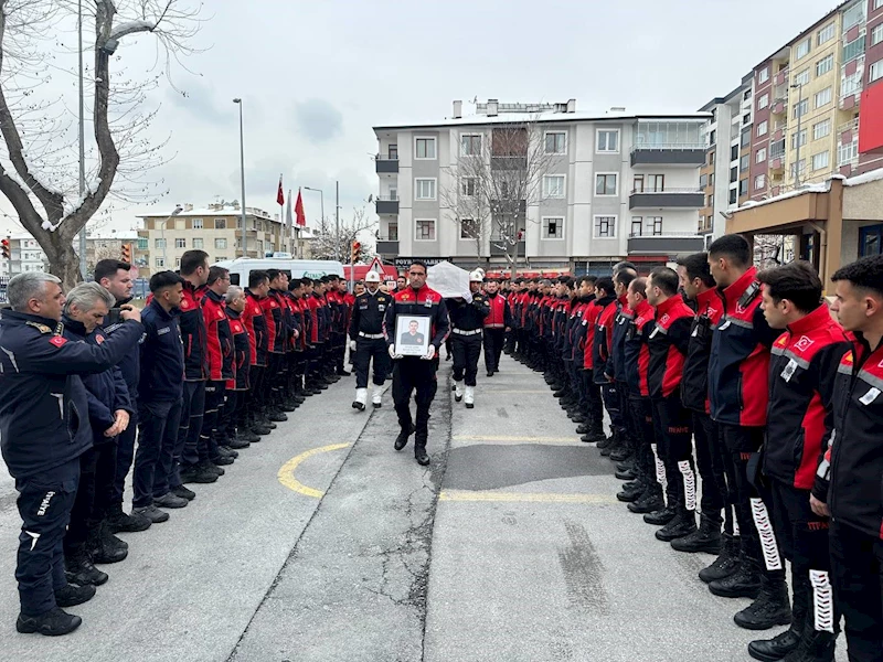 Şehit itfaiye eri düzenlenen törenle son yolculuğuna uğurlandı
