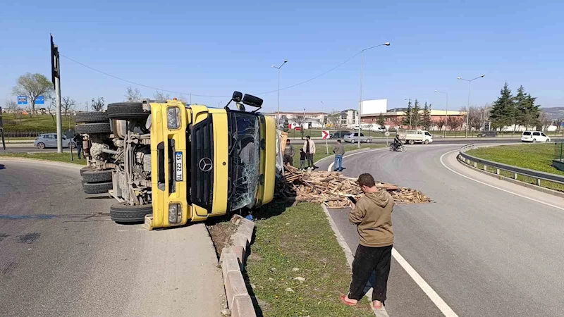 Kontrolden çıkan kamyon devrildi, sürücüsü yaralandı
