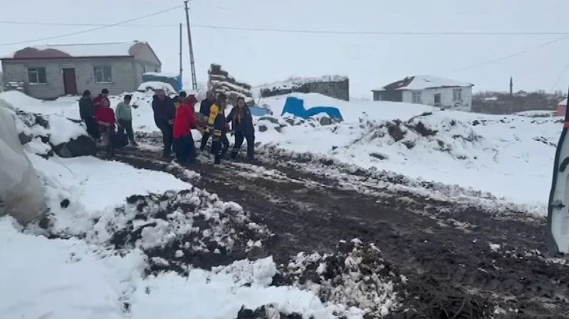 Kars’ta ekipler boynu kırılan yaşlı kadın için seferber oldu
