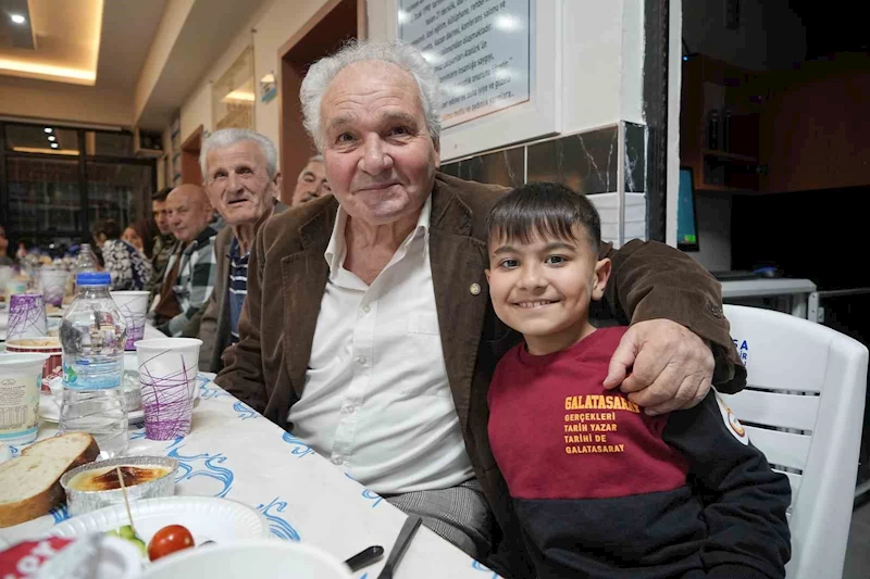 İlkokul öğrencilerinden huzurevindeki büyüklere okulda iftar jesti
