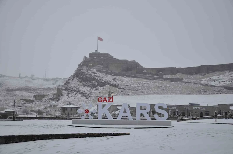 Kars beyaz örtüyle kaplandı
