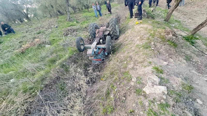 Devrilen traktörünün altında hayatını kaybetti
