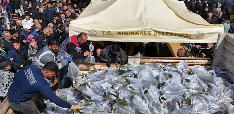 Doğa için uzanan binlerce el: Fidanlar ücretsiz dağıtıldı, vatandaşlar izdiham yaşadı
