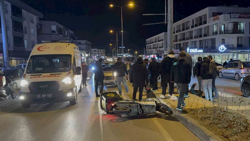 Kazaya denk gelen ambulans ekibi, yaralıya anında müdahale etti
