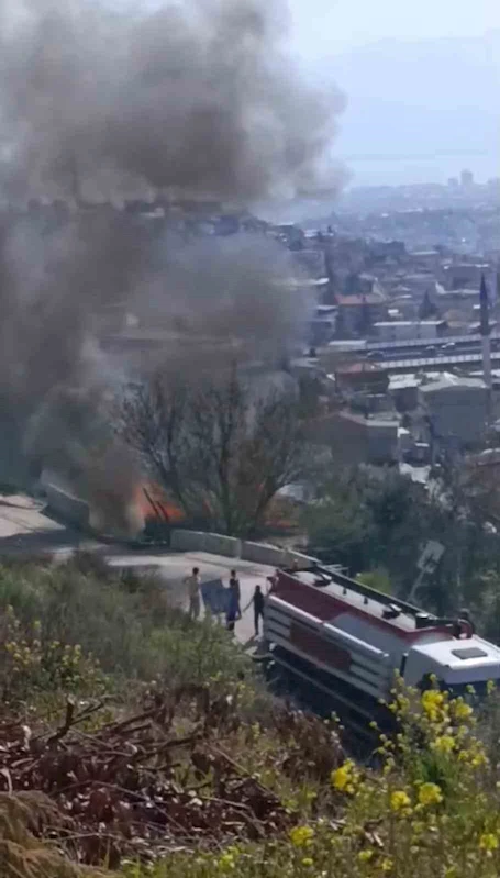 İzmir’de gecekondu alev alev yandı
