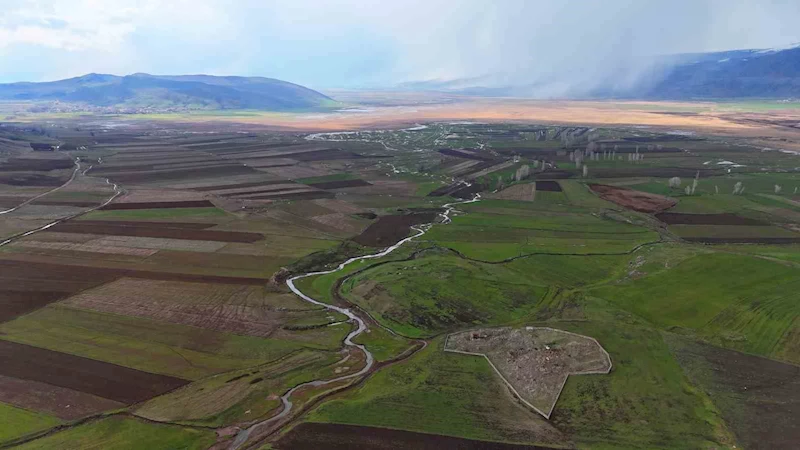 Gölbaşı beldesindeki menderesler görsel şölen oluşturdu
