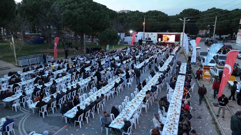 Gömeç’te Balıkesir Büyükşehir Belediyesi’nin iftarına vatandaş akını
