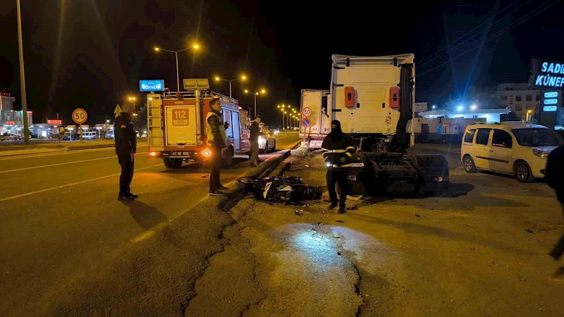 Mardin’de motosiklet park halindeki tıra çarptı: 2 yaralı
