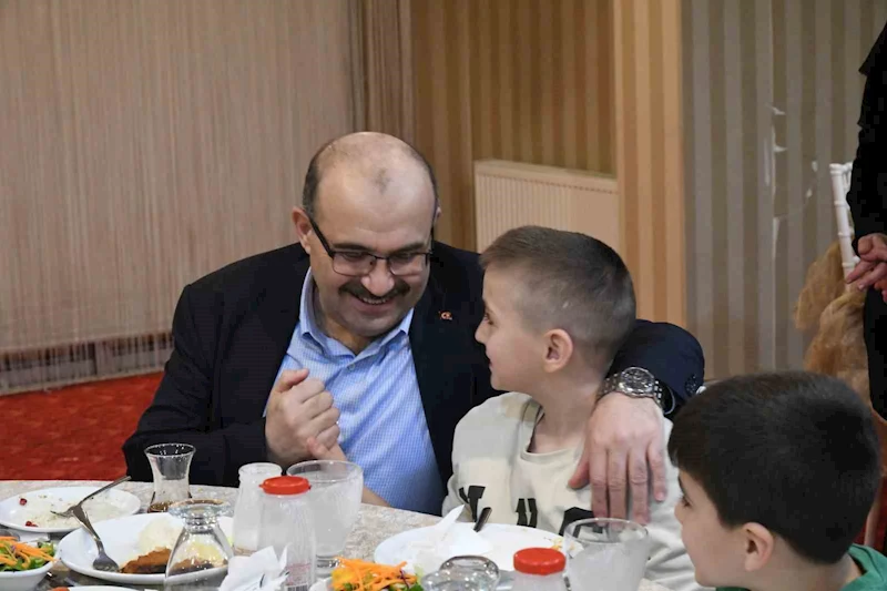 Vali İsmail Ustaoğlu’dan çocuklara iftar
