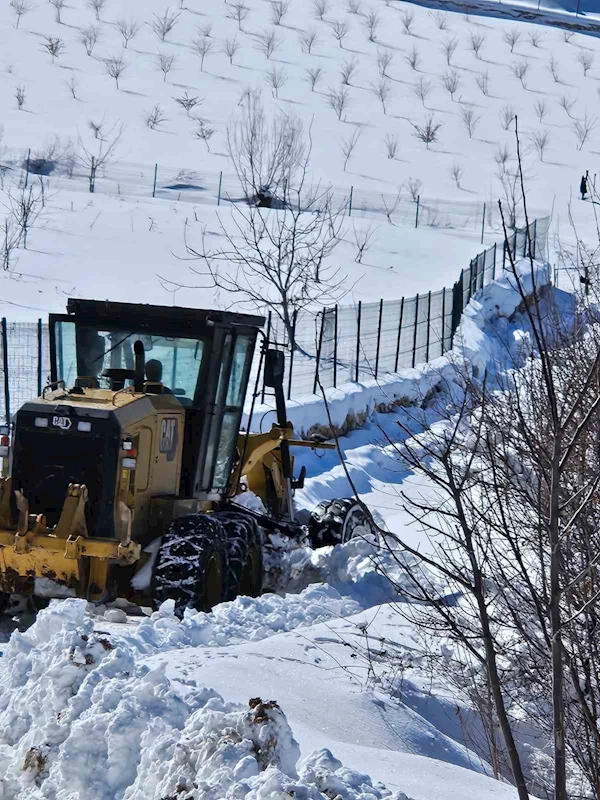 Elazığ’da kapanan köy yollarında çalışmalar sürüyor
