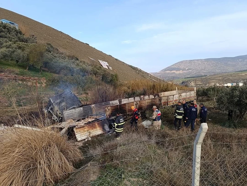 Tır, yol kenarındaki barakaya dalıp alevlere teslim oldu: 1 ölü, 1 yaralı
