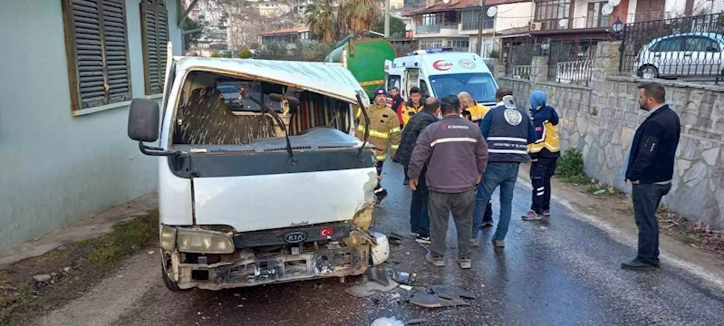 Kamyonet, kamyonla kafa kafa çarpıştı: 1 yaralı
